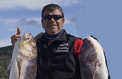 Filippo Angelini Rota, alias Filippone, l'unico ad aver vinto per 3 volte la Ricciola Cup, biglietto da visita di tutto rispetto. Per lui non esistono segreti, Ricciole e Dentici sembrano attratti dalle sue lenze. Dotato di una esperienza inferiore soltanto alla sua bonarietà, tanto da essere considerato l'Angler più pacato e paziente dell'intero circondario. Con lui puoi praticare le tecniche della Traina con vivo, Traina costiera, Traina d'altura e Vertical Jigging e Drifting