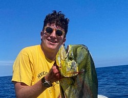Filippo Landolina, alias Pippo, il più giovane dei nostri Anglers, con i suoi soli 22 anni vanta una esperienza inversamente proporzionale all'età, pesca infatti da quando è nato grazie alla passione ed alla tecnica trasmessegli dal nonno Luciano. Predilige la traina con vivo ma è ferratissimo anche nel vertical Jigging. Specializzato nella cattura di Ricciole dai 10 ai 20 kg., è pescatore meticoloso e rispettoso delle regole non scritte: guai a chiedergli di non rilasciare una Ricciola inferiore ai 5 kg.  Con lui puoi praticare le tecniche della Traina con vivo, Traina costiera, Spinning dalla barca e Vertical Jigging