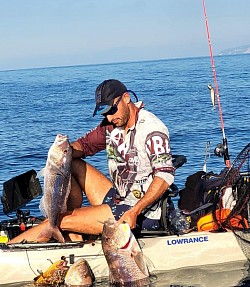 Ludovico Nania, alias, Er Piscina, talmente malato di pesca dall'essersi guadagnato il curioso soprannome per avere, in tenera età, riempito di trote la piscina del vicino di casa per esercitarsi nei giorni in cui il Papà non lo poteva portare al mare a pescare. Numero 1 nel Kayak Fishing si è spesso trovato in difficoltà per non aver più spazio in Kayak per stoccare le prede. Con lui puoi praticare le tecniche del Vertical Jigging, Traina costiera e spinning dalla barca